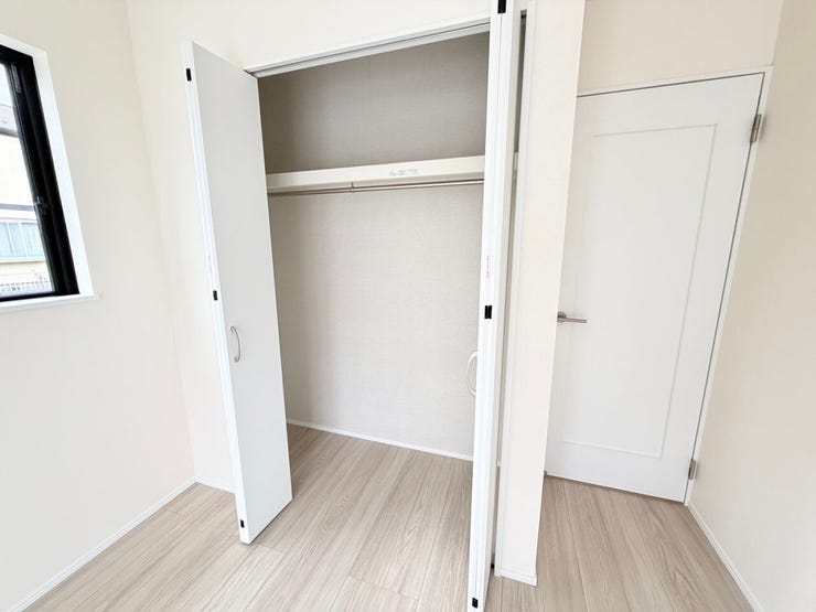 ◎収納:Q号棟(2/17撮影)
クローゼット内には枕棚がついているので余りがちな上の空間もしっかり収納スペースとして利用可能!