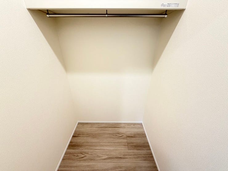 ◎WIC:Q号棟(2/17撮影)
ウォークインクローゼット内は棚板もあり、収納しやすく整理整頓できそうです!
フリーコーナーも併せて設けたので多様な使い方ができそうです!