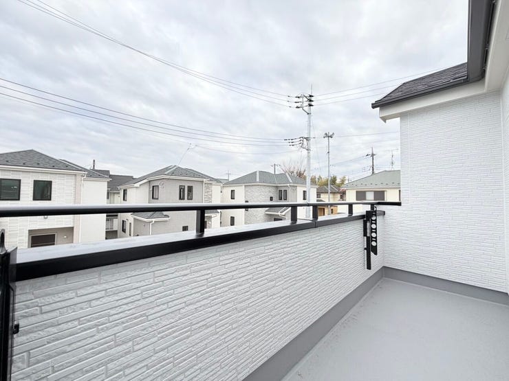 ◎バルコニー:Q号棟(2/17撮影)
南向きのバルコニーは日当たりも良く、洗濯物も気持ち良く干せそうです。