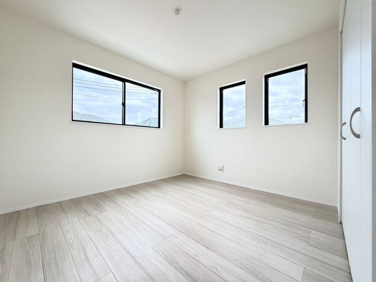 ◎洋室:Q号棟(2/17撮影)
お洒落な縦すべりタイプの窓です♪換気もしやすく、お手入れも簡単なのがいいですね。