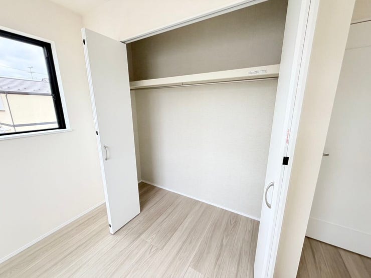 ◎収納:Q号棟(2/17撮影)
収納扉は折戸扉になっているので、最小限のスペースで開閉が可能です◎レールがないので埃もたまらず、掃除がしやすいですね♪
