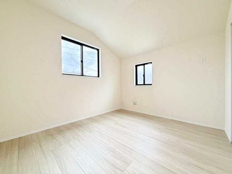 ◎洋室:Q号棟(2/17撮影)
フローリングは落ち着いたカラーのブラウン系、収納扉などはホワイトで清潔感もあり、家具もあわせやすい色合いです。