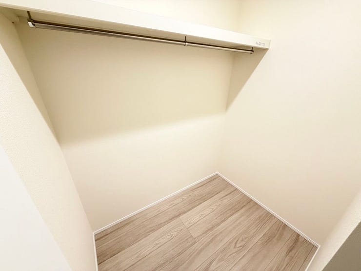 ◎ファミリークローゼット:Q号棟(2/17撮影)
2階には大容量のファミリークローゼットを設けました!スキーウエアやBBQ機材などの季節物やキャリーケースの収納などにピッタリです!