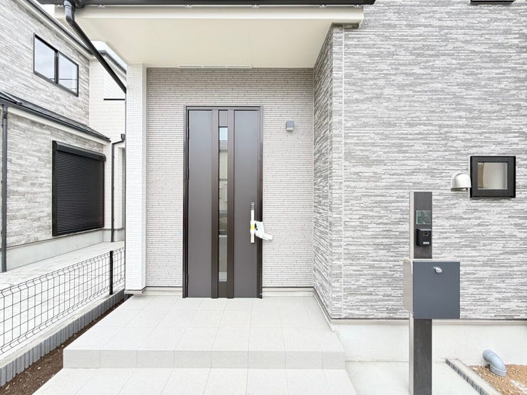 ◎玄関ポーチ:Q号棟(2/17撮影)
玄関前のアプローチに屋根があり、雨の日でも濡れにくいです!