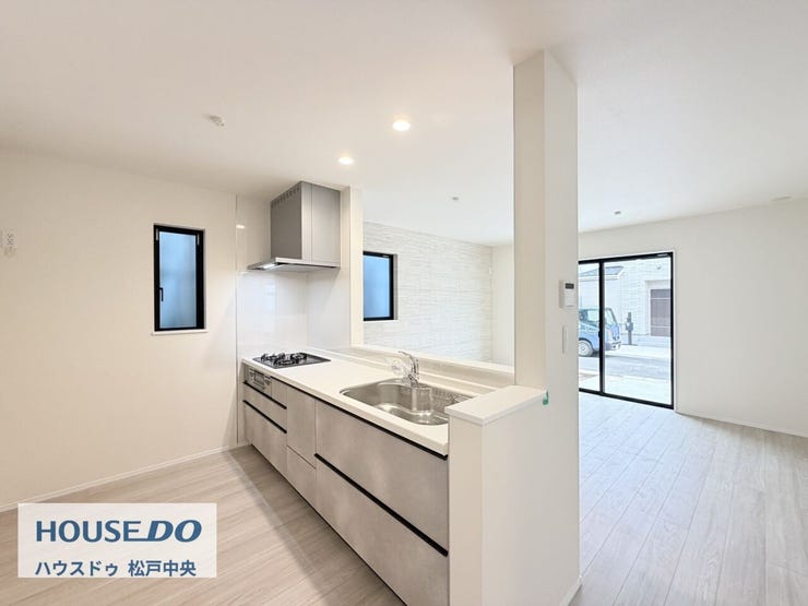 ◎キッチン:Q号棟(2/17撮影)
優しい色合いのキッチン。
ワークトップは清潔感のあるホワイトカラーです♪