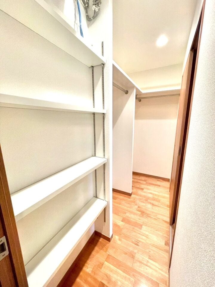 洋室にはファミリークロークがありご家族の衣類がまとめて収納できます。