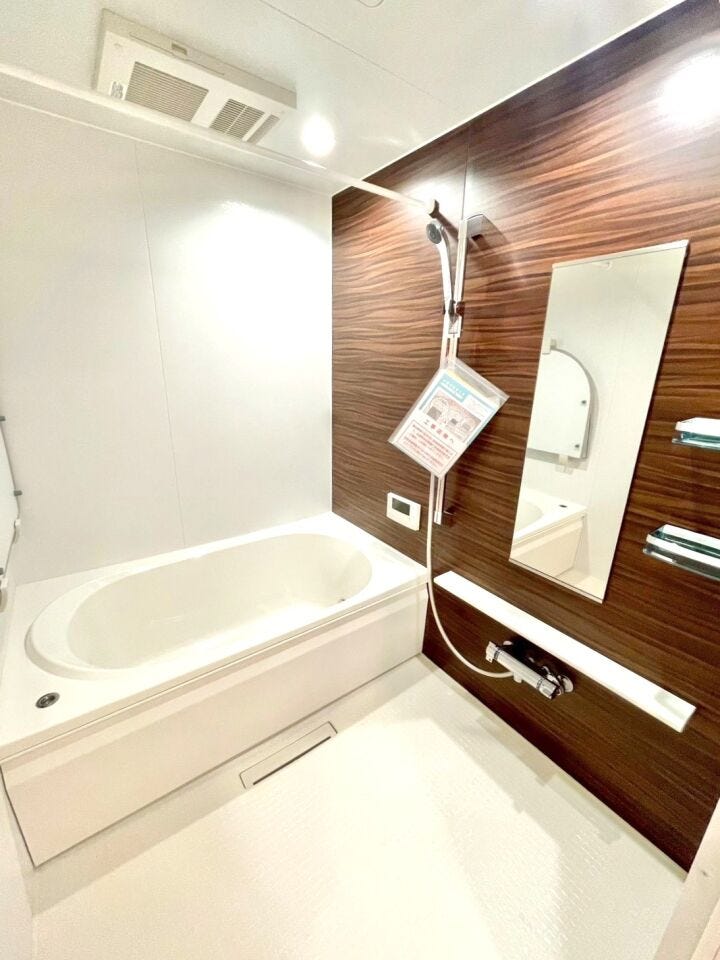 浴室に物干し竿があるため室内で洗濯物を干すことができ、 雨の日や寒い季節など、外に干すことが難しい場合に重宝します。