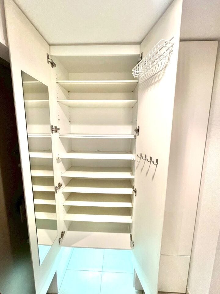 大容量のシューズボックスで靴の種類や季節に応じて多くの靴を収納でき、家族全員分の靴を一箇所にまとめて管理できます。