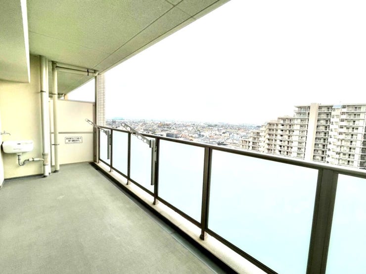 広いバルコニーは洗濯物をたくさん干すことができます。