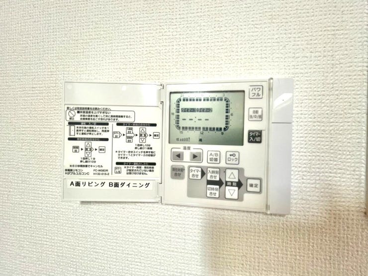 床暖房は足元から暖めるため、部屋全体が均一に暖かくなり、心地よい空間を提供します。特に冬場の冷たい床でも快適に過ごせます。