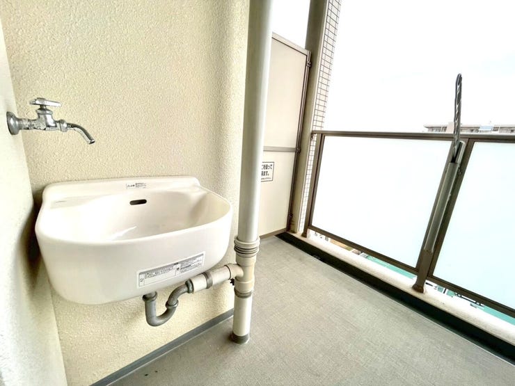 バルコニーに水栓があるためお掃除がしやすいです。
