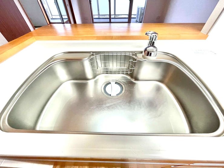 広いシンクはまな板やなべなどが洗いやすいです。