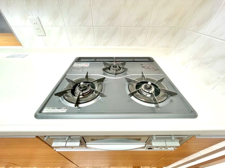 三口コンロは大人数分の料理を手早く準備する際に便利です。大家族の方やパーティーやイベントのときにも活躍します。