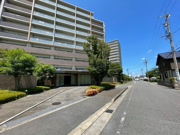 車がスピードを出しにくいため、交通事故のリスクが低減されます。歩行者や自転車が安全に通行しやすい環境です。