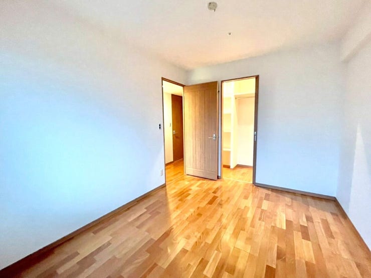 7帖の洋室はダブルベッドやクイーンサイズベッドを置いても余裕があり、快適な寝室として利用可能です。