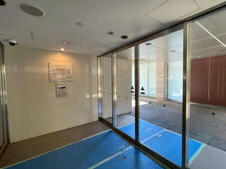 オートロックは防犯性の向上や訪問セールスを減らせるメリットがあります。