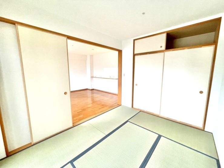 和室は畳の柔らかな感触や木の香りが心地よく、リラックスできる空間を作り出します。