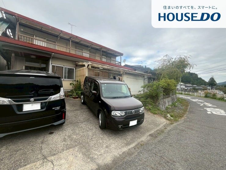 【外観】
周辺は緑豊か♪
駐車2台可能。