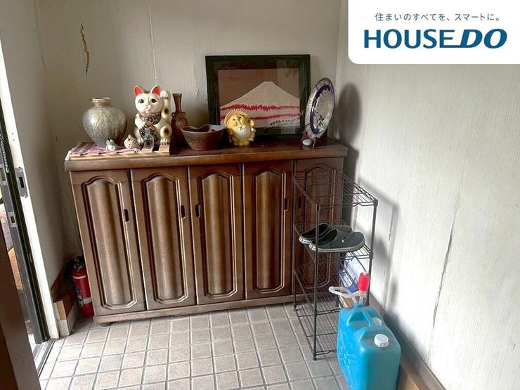 玄関には下駄箱がついています。靴なども下駄箱に収納してスッキリとした玄関を保てます。