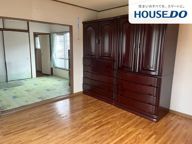 明るい洋室は家具を置いてもゆったりスペースがあります。