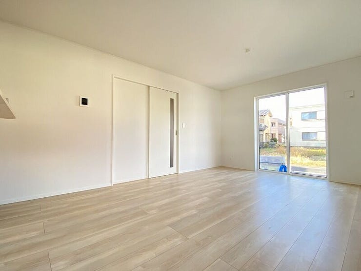 完成前の物件に限り、カラー選択やオプション工事 などのサービス特典が受けられる場合がございます。詳しくお知りになりたい方はお気軽にお問合せください。