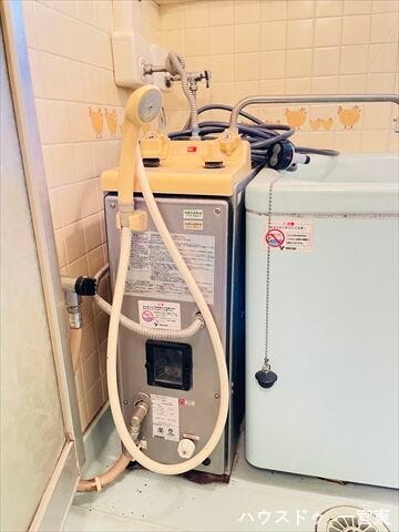 【バランス釜】浴槽の隣に専用の給湯機が設置されているバランス釜タイプ