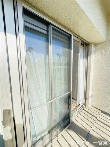 【網戸】窓には網戸が設置されています。虫やホコリの侵入を抑えながら、室内の換気をスムーズに行えます。