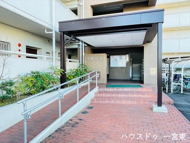 エントランスはマンションの顔です。掃除も行き届いた気持ちの良いエントランスが帰宅時の心を癒してくれます。手摺もついているので高齢の方にも安心ポイント。