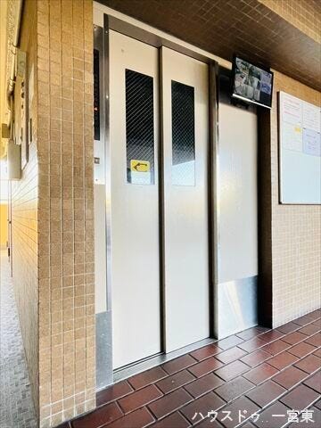 11階建てマンションのためエレベーターが設置されています。買い物後の荷物を運ぶ際にはとても助かります。