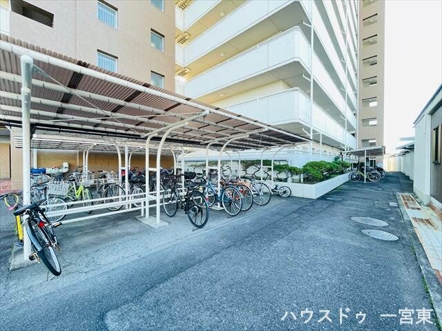 ≪駐輪場≫
屋根がついているので大事な自転車が雨から守られます。