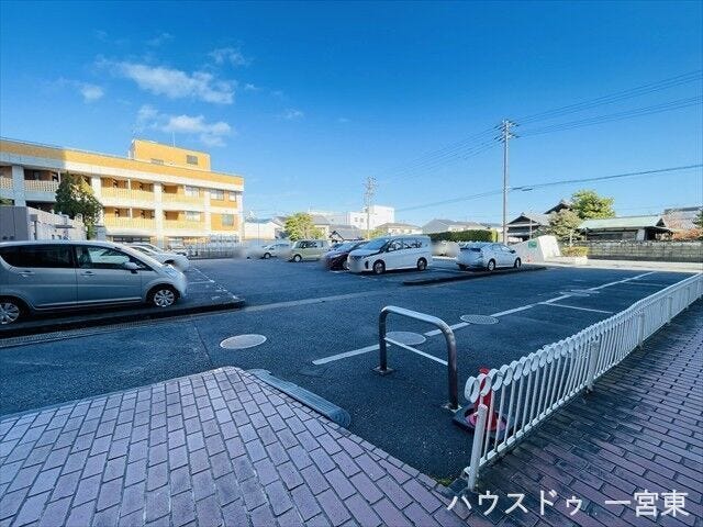 敷地内に駐車場がございます。空き状況はお気軽にお問い合わせください。