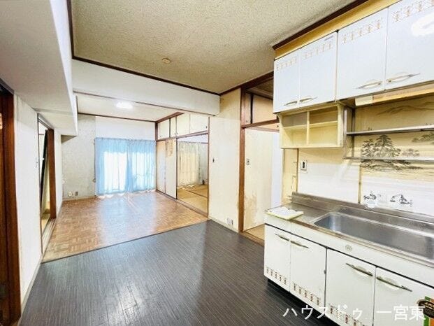 キッチンとダイニングが隣り合っているため、配膳も片付けもスムーズです、家事の負担を減らせる使い勝手の良い動線です。