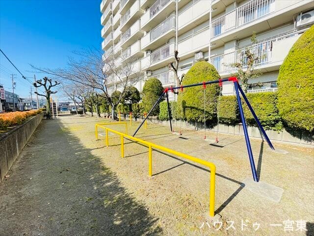 ≪プレイグラウンド≫
敷地内にプレイグラウンドを備え、子育て世帯に嬉しい住環境にっています。外出せずに遊ばせられる安心感がありますね。
