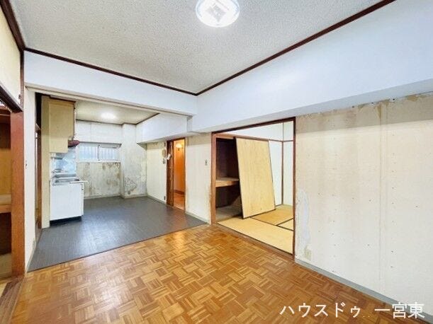 南からの光が一日中差し込む、開放的なリビングです。日当たりの良さを活かし、家族のくつろぎの空間を演出します。