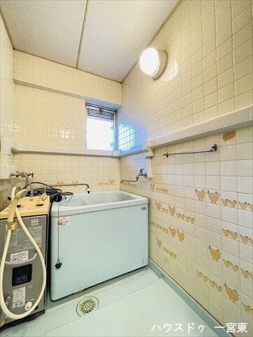 タイルを施した、清潔感のある空間です。お手入れがしやすく、日々のお風呂時間が気持ちよく過ごせます。