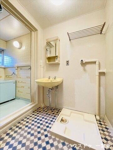 洗面台の横に洗濯機置き場を配置しています。洗顔や身支度、洗濯といった毎日の習慣がスムーズに行えます。