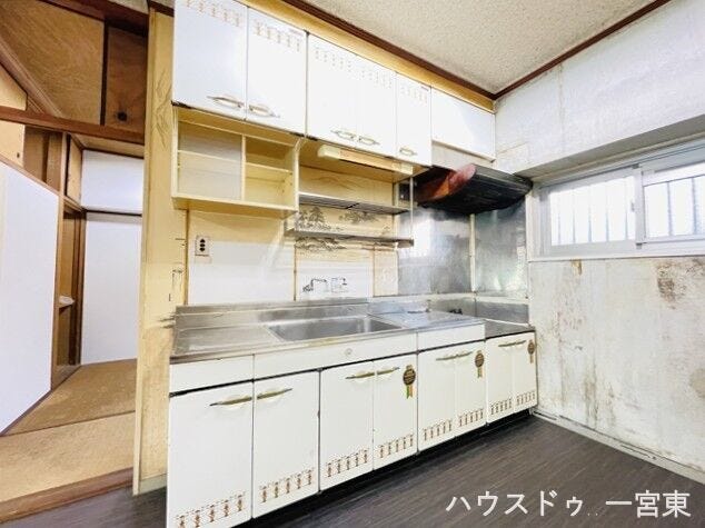 吊戸棚などの収納も豊富で、調理器具や食器類をしっかり収められる実用的なキッチンです。