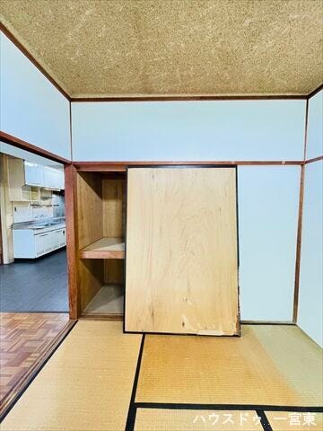 【6帖東和室】布団はもちろん、大きな荷物もまとめて収納できる押入れです。和室をすっきりと保ちます。