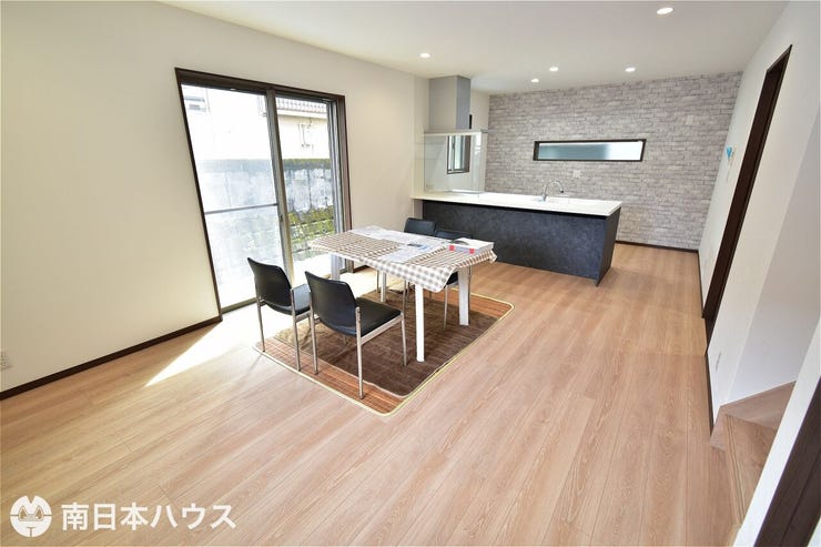 【リビング】16帖のリビングです!
3面に窓があり通風、採光の確保された室内です♪