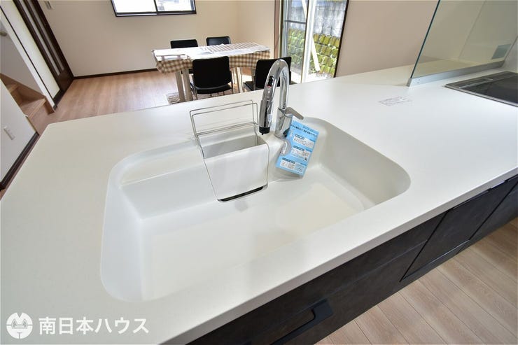 【シンク】人工大理石のシンクと天板に継ぎ目がなくお掃除がしやすくなっています♪