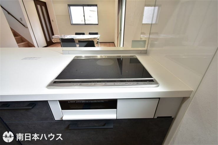 【IHクッキングヒーター】3口のコンロとグリル付き!お手入れのしやすさが魅力のキッチンです!