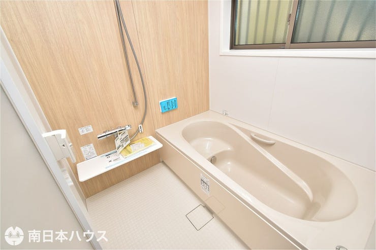 【浴室】浴室暖房乾燥機付きの浴室です!浴槽には段差があり小さなお子様との入浴などにもぴったりです♪