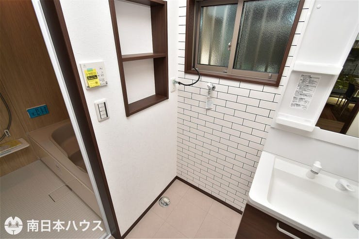 【洗濯機置き場】洗濯機横にはニッチがあり、洗濯洗剤や時計を置いたりできるので便利です♪