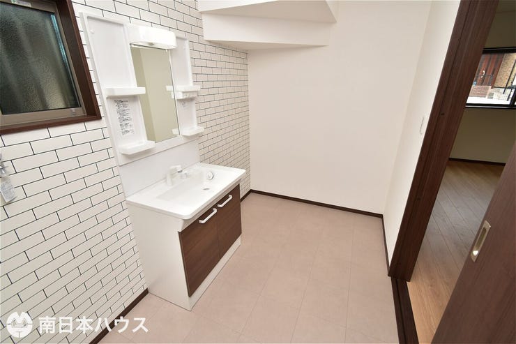 【洗面所】収納棚などを設置できる空間に余裕のある洗面所です!