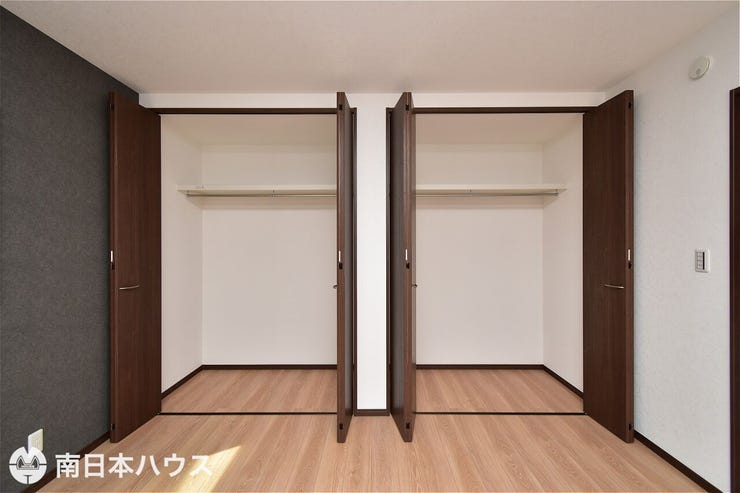 【洋室8帖の収納】2つに区切られた大容量の収納です!奥行きがあり衣装ケースなども収納できます♪