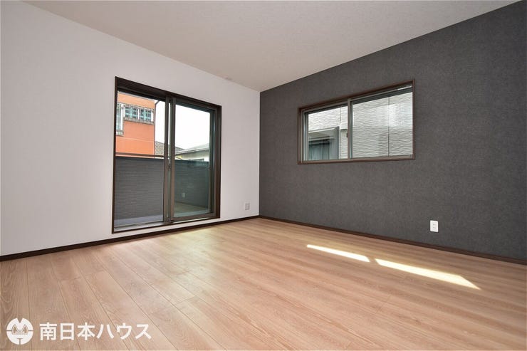 【洋室】8帖の洋室です!南向きのバルコニーに面したお部屋です!大容量の収納付き♪