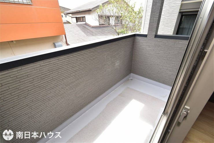 【バルコニー】南向きのバルコニーです!日当たり良好!物干し金具、外水栓付きです♪