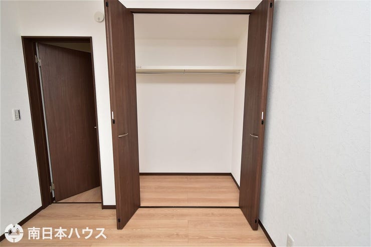 【洋室4.5帖の収納】