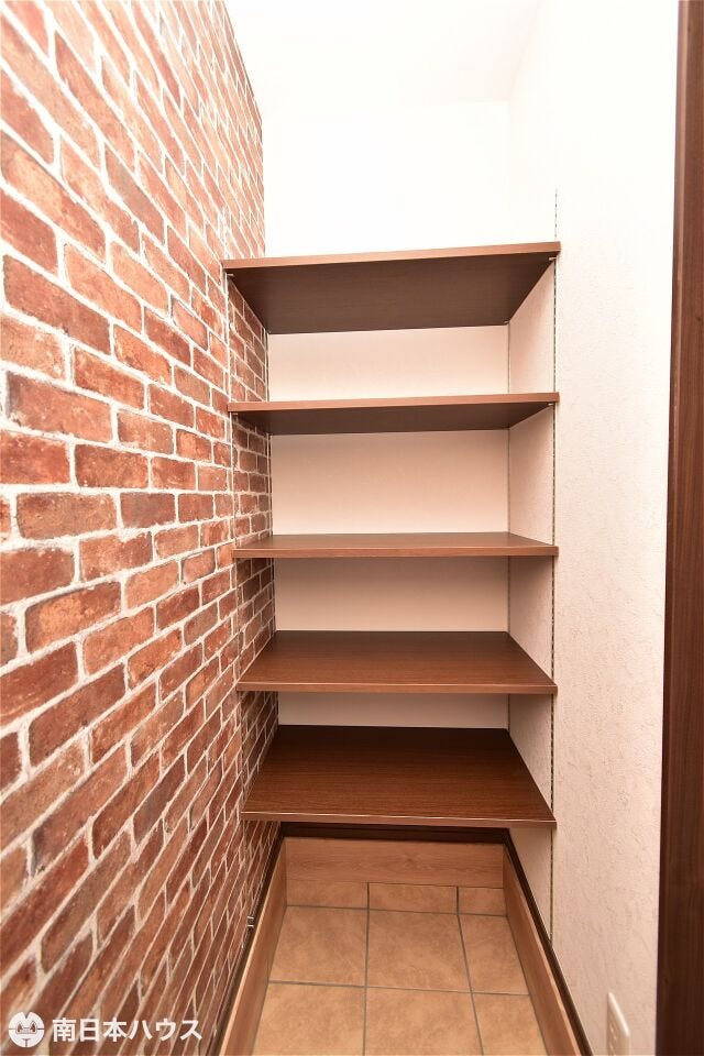 【シューズクローク】可動棚付きです!対面には枕棚とハンガーパイプ付きでコートなどもかけておけます♪