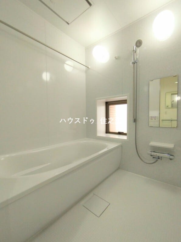 お子様と一緒にバスタイムを楽しめる広々浴室